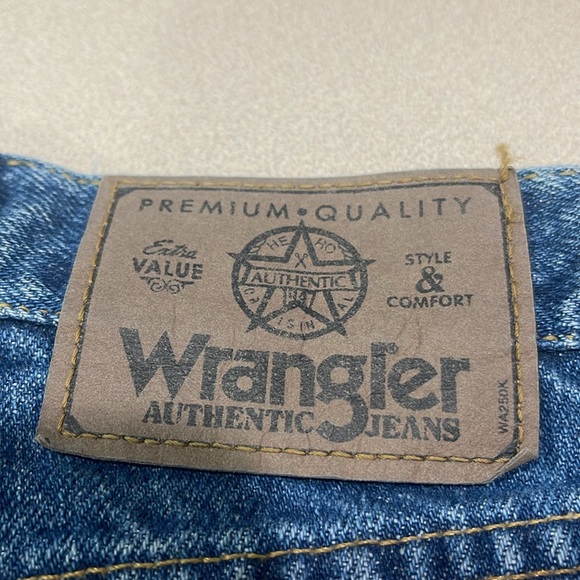 Wrangler men’s loose fit denim jeans NWT  36x32 - Picture 4 of 6